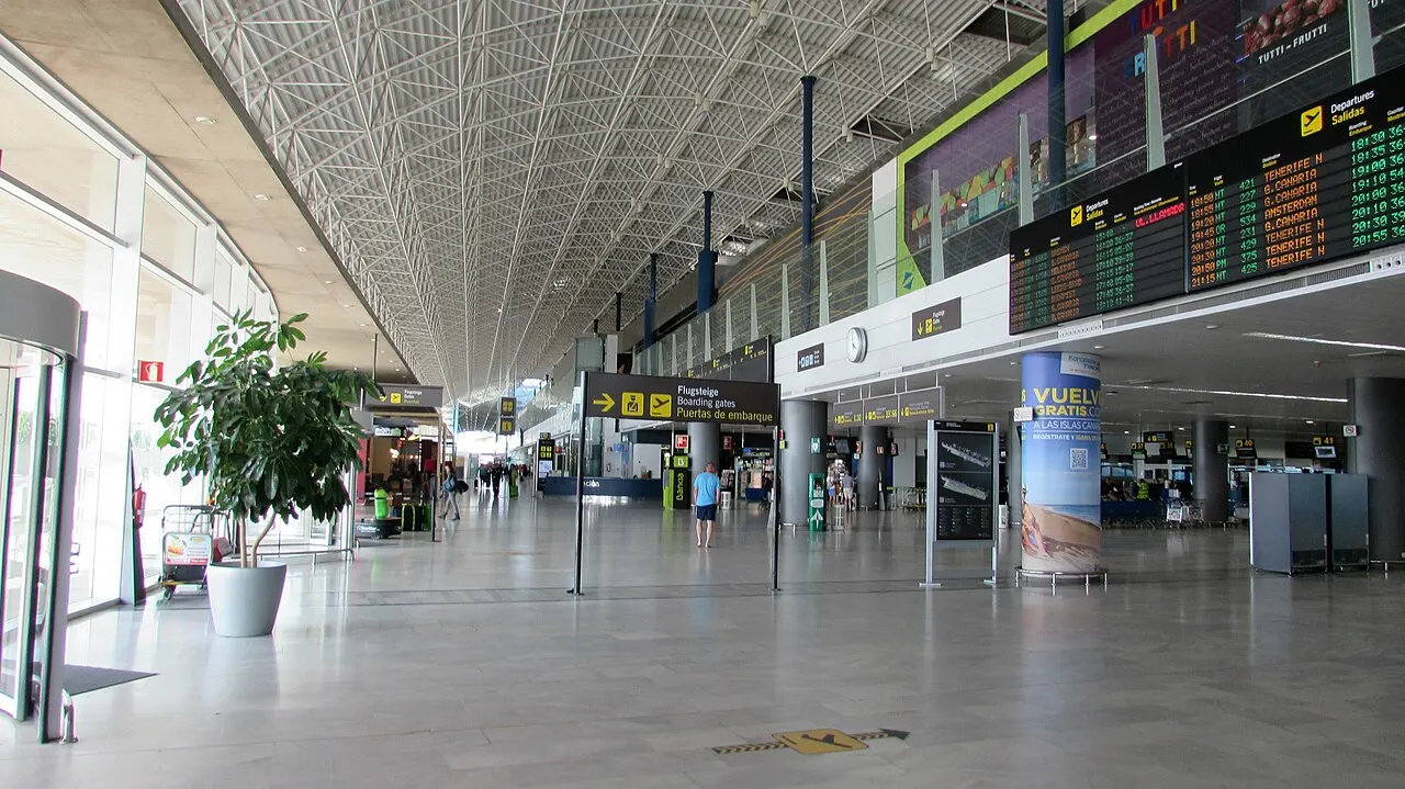 Vestíbulo de la terminal con su cubierta de estructura metálica
