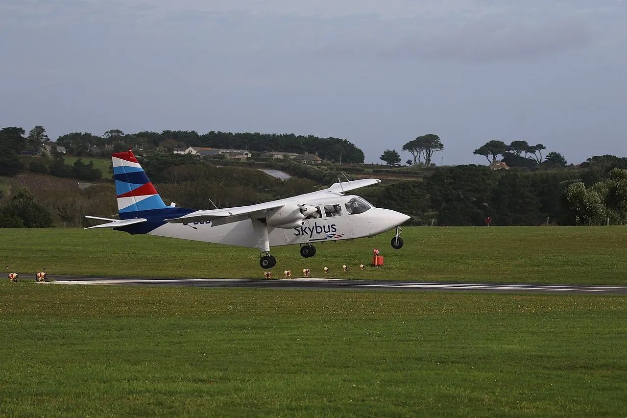 Una avioneta Islander de Skybus aterrizando