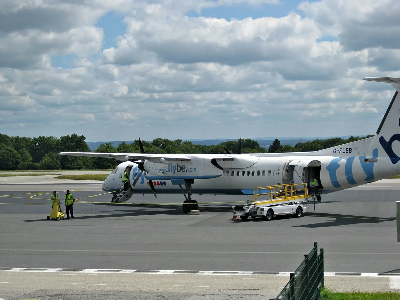 Un avión de hélice en la plataforma
