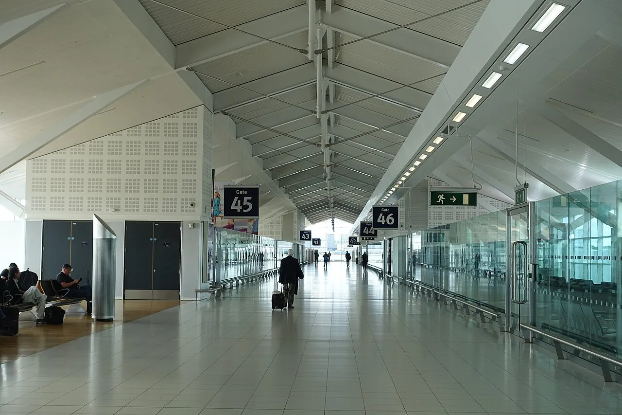 Un pasillo hacia las puertas de embarque en el interior de la terminal