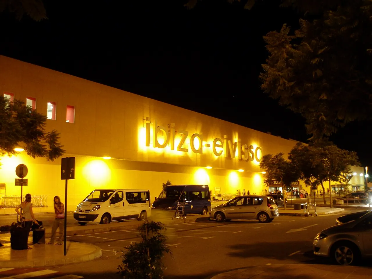Oświetlony terminal nocą