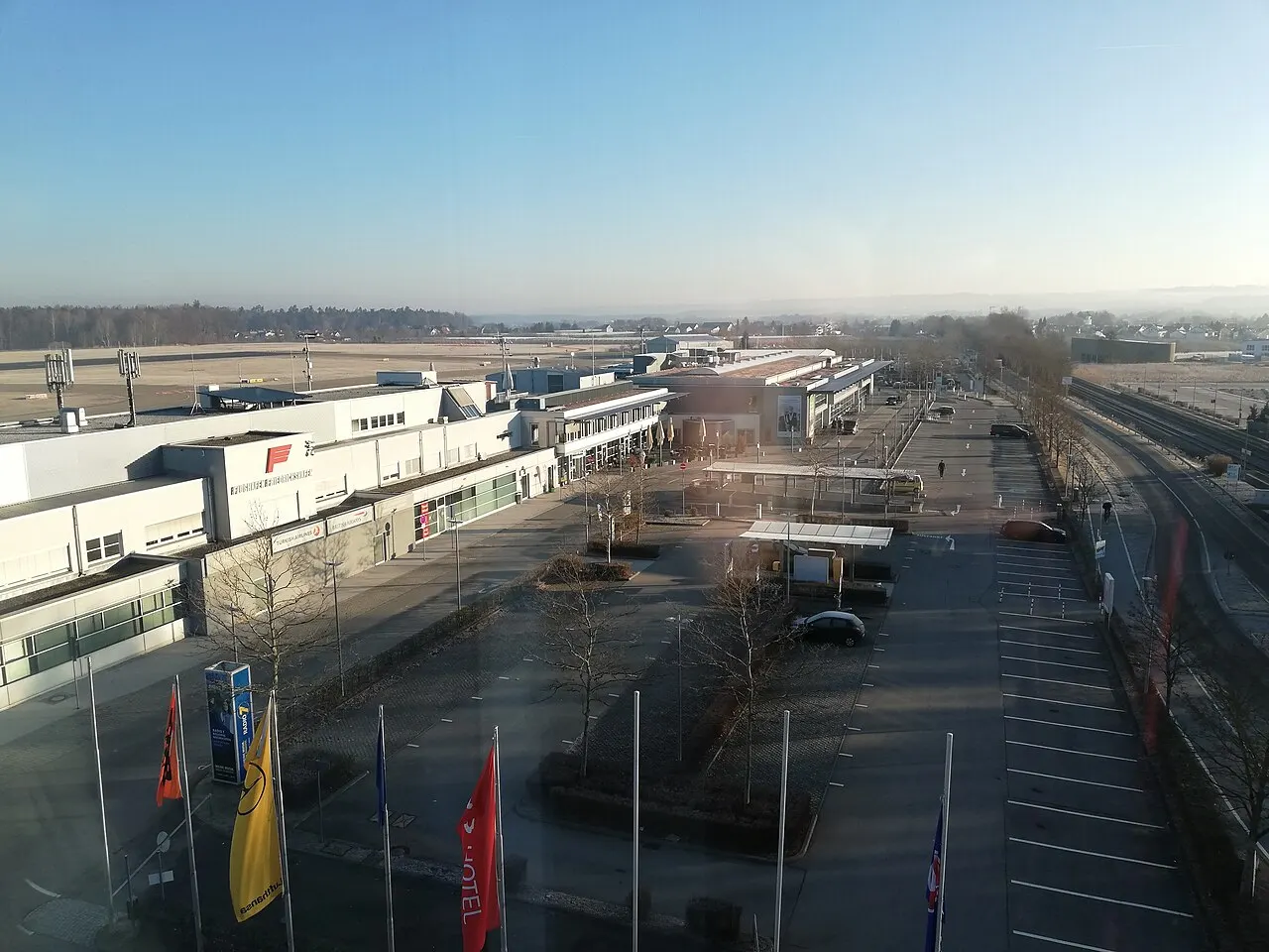 Il terminal e il piazzale antistante visti dall’alto