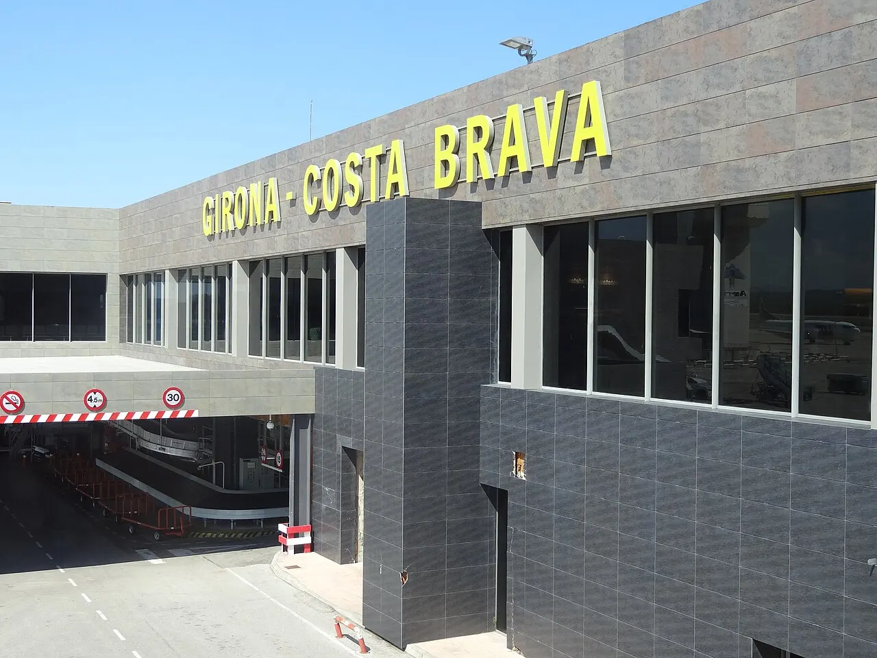 Fachada de la terminal con el rótulo «Girona-Costa Brava»