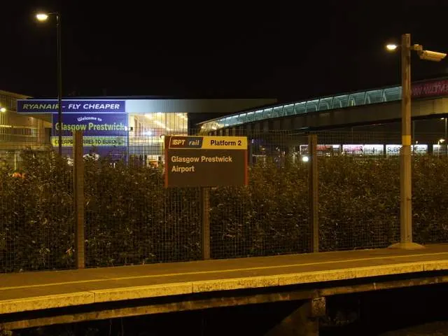 Het luchthavenstation bij nacht