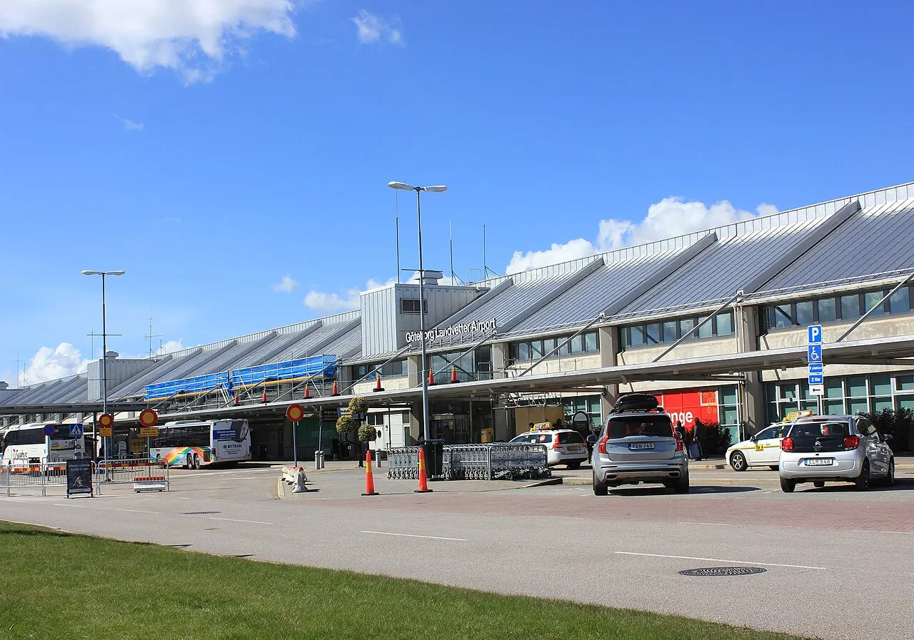 El edificio de la terminal y la vía de acceso con autobuses