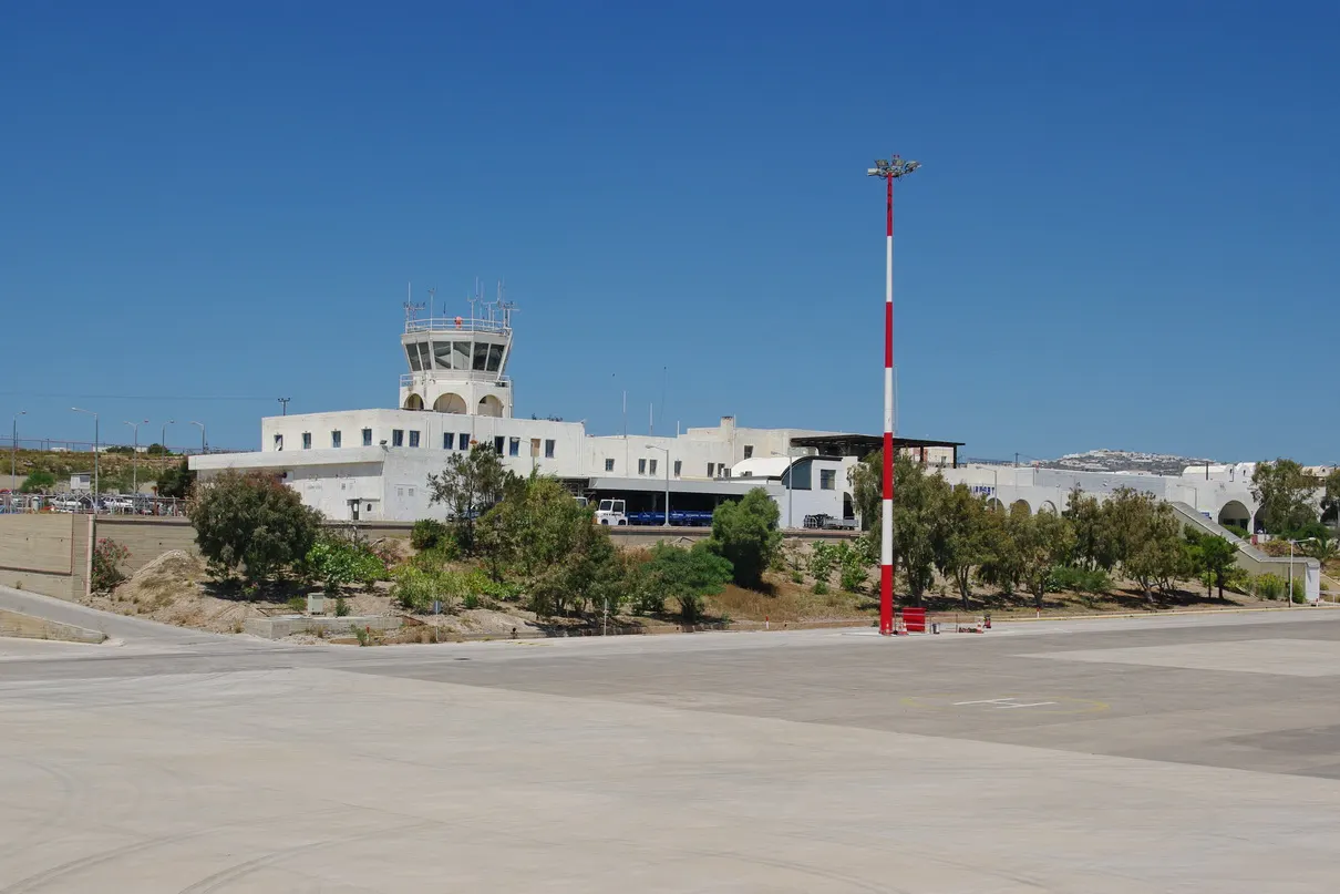 Il terminal e la torre di controllo visti dal piazzale