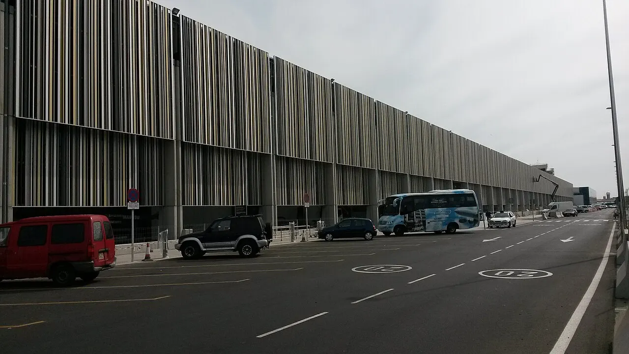 Das Terminalgebäude mit der Erweiterung von 2014