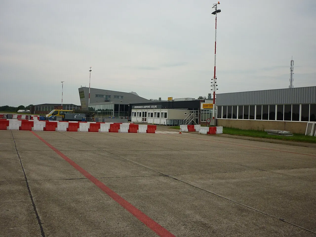 A placa do aeroporto, com os edifícios do terminal ao fundo