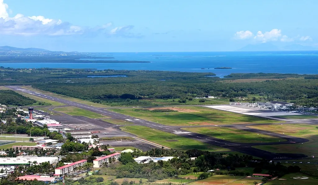 Vista aérea del aeropuerto y la pista, con el mar al fondo