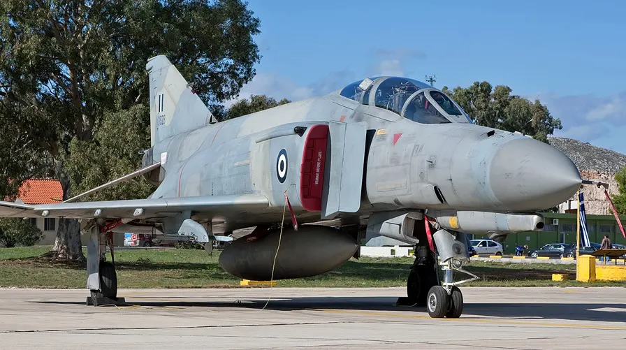 Eine F-4E der griechischen Luftwaffe in Araxos