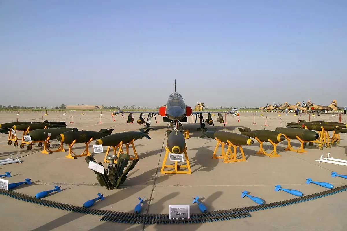 Un avión militar en exhibición