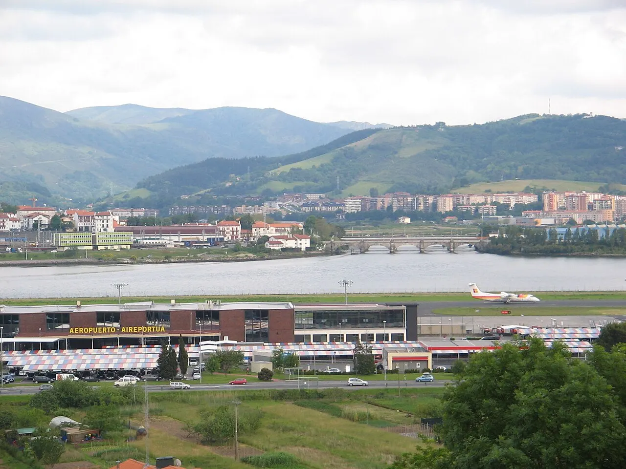 Das Terminal am Bidasoa, im Hintergrund Hendaye und Irún
