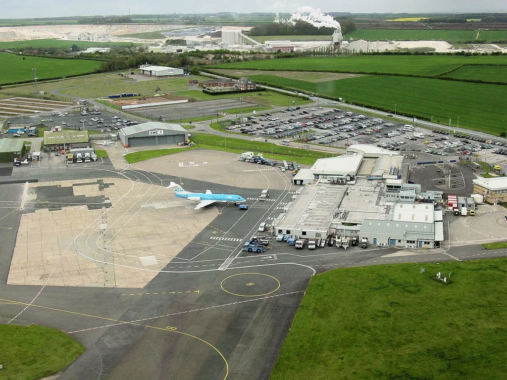 Der Flughafen von oben, mit Terminal und Parkplatz