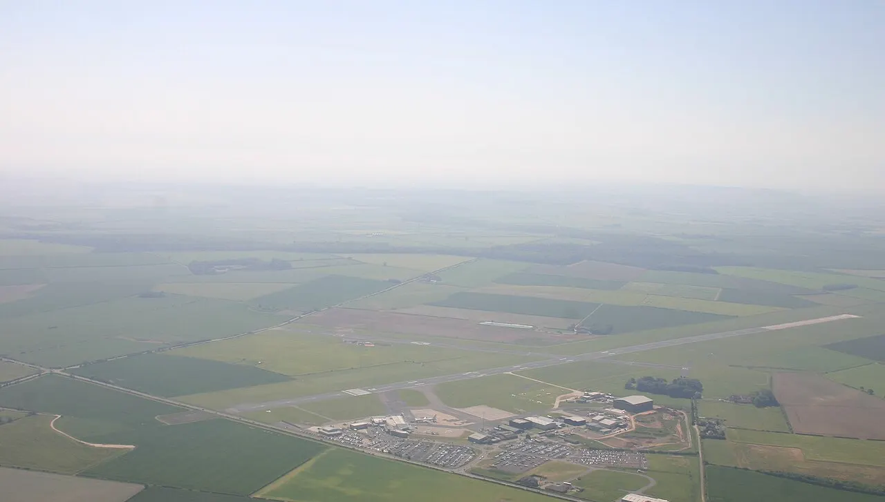 Luftbild des Flughafens inmitten von Feldern