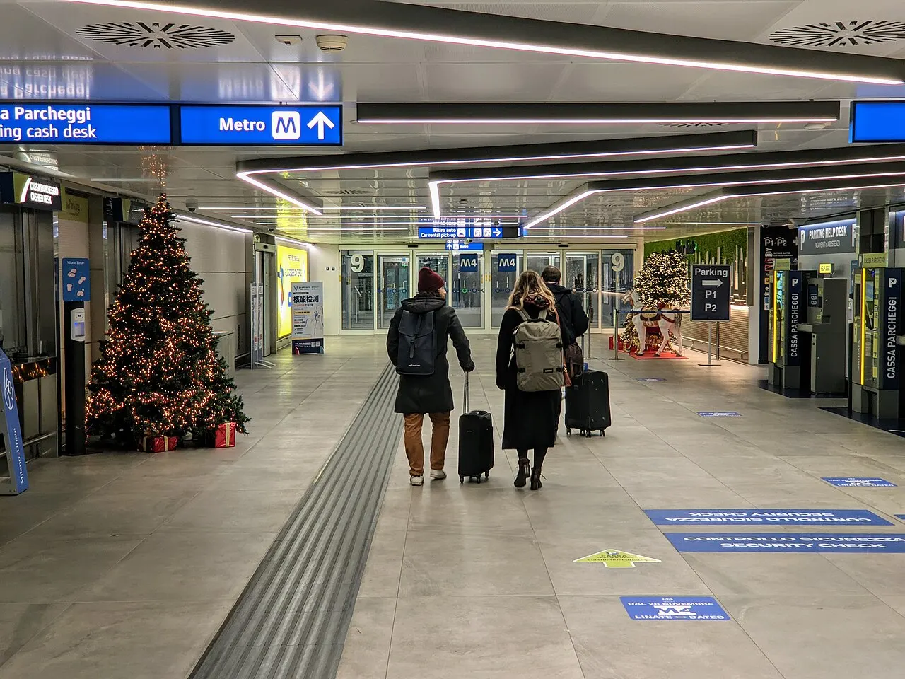 Pasillo de la terminal hacia la estación de metro M4