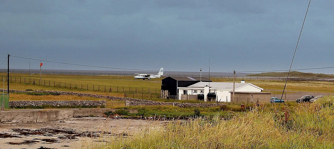Der Flugplatz und seine Umgebung aus Gras und Küste