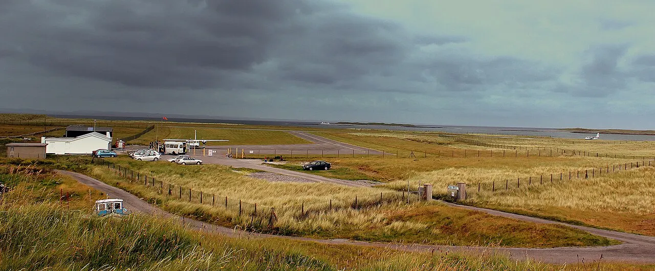 Ein Flugzeug neben der Piste, am Rand des Meeres