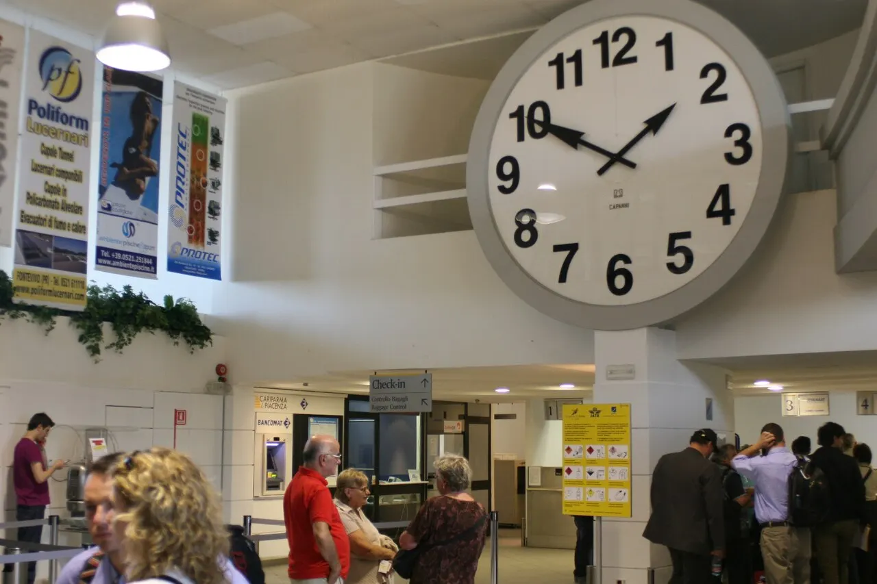 Interno del terminal, con l'orologio