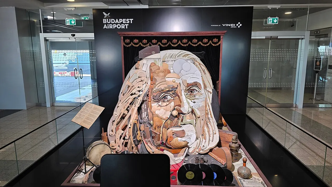 Ein Kunstwerk mit dem Porträt von Franz Liszt, dem Namensgeber des Flughafens, im Terminal