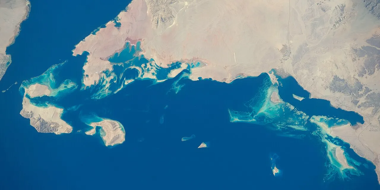 Vista aérea da baía de Neom e da costa