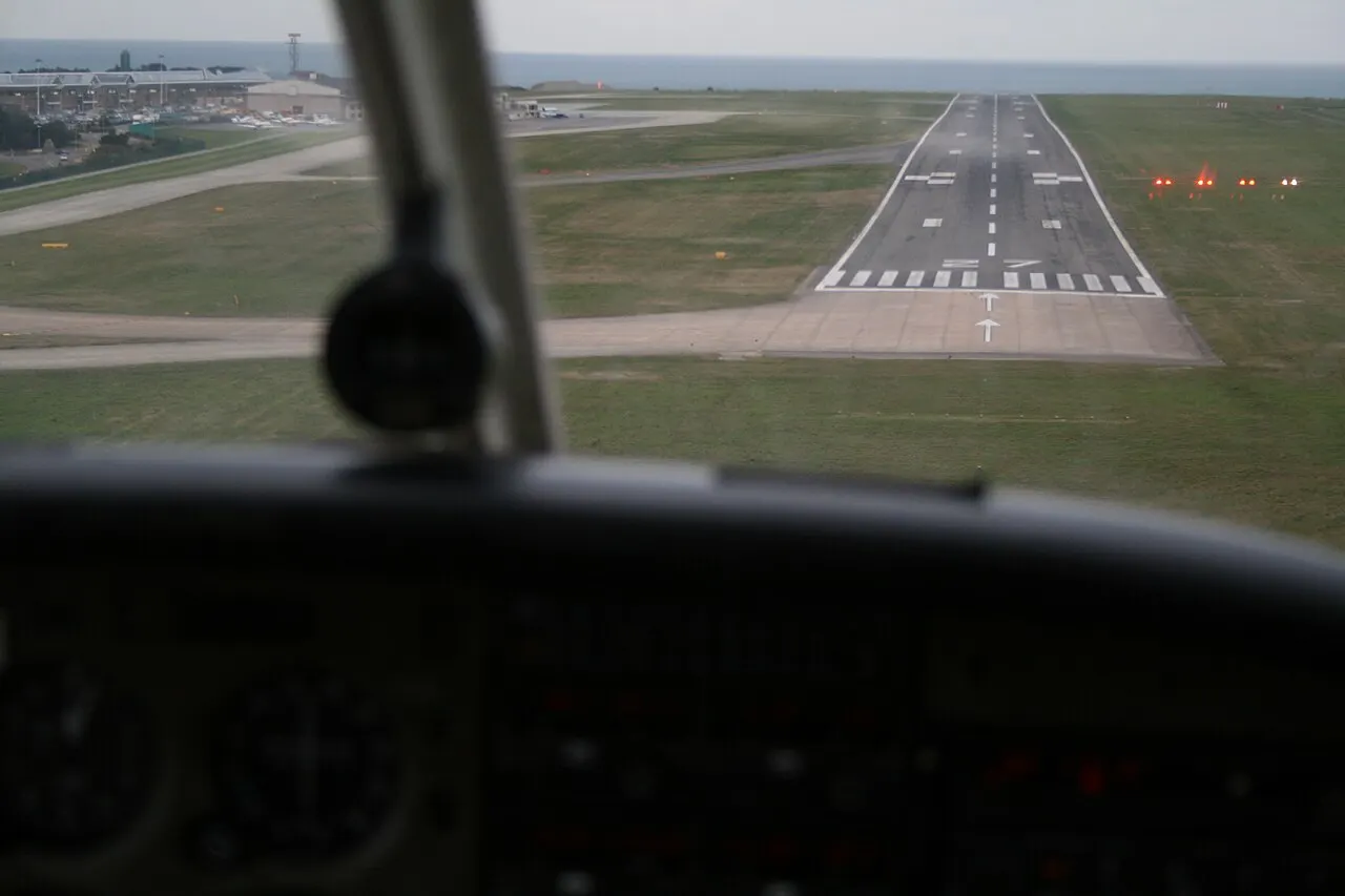 La pista vista desde un avión en aproximación