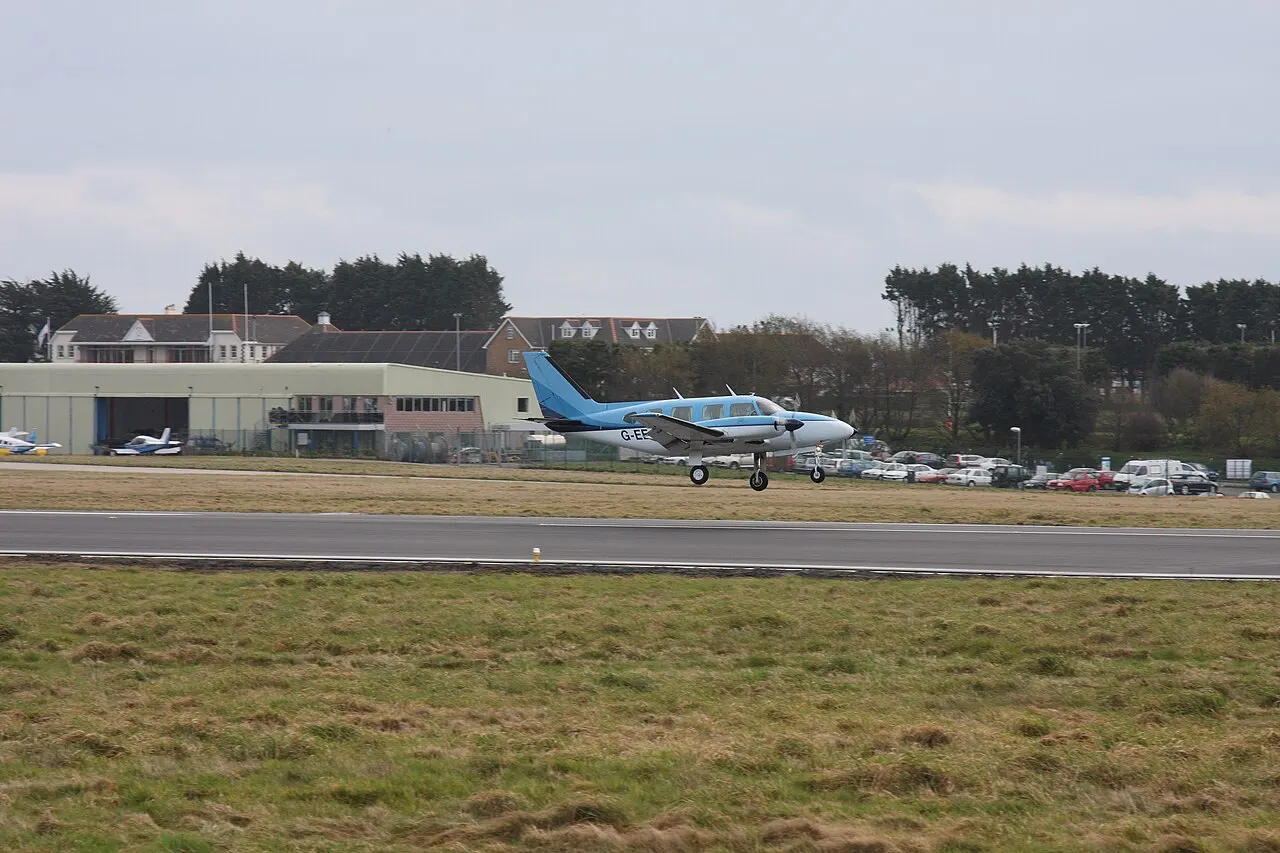 Una avioneta en la plataforma, junto a los hangares
