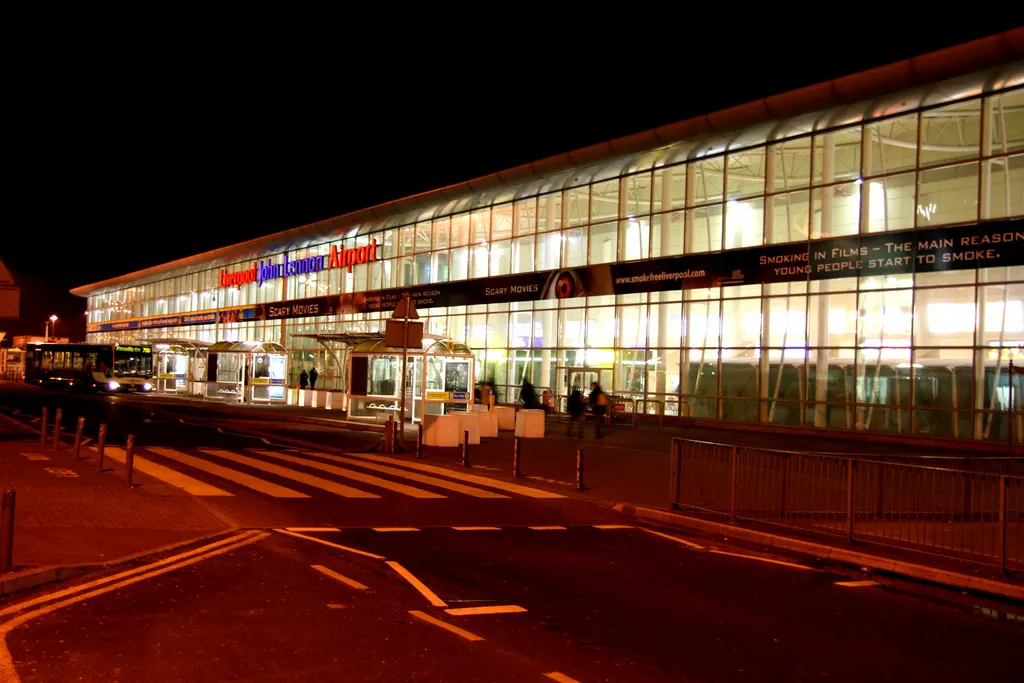 A fachada do terminal iluminada à noite