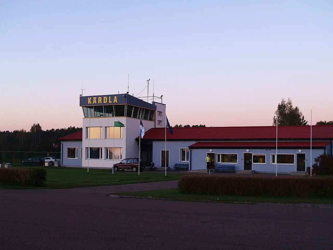 夕暮れのターミナルと管制塔