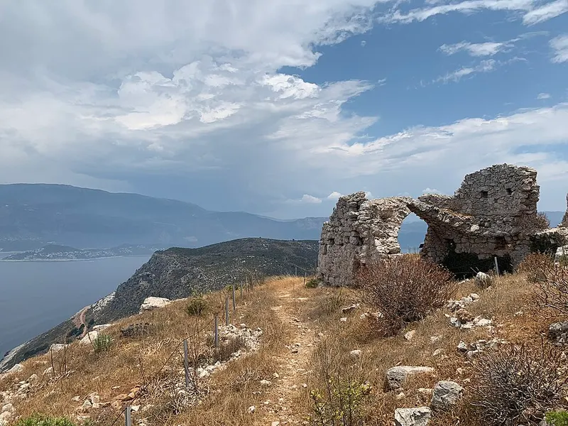 Ruinas sobre el pueblo