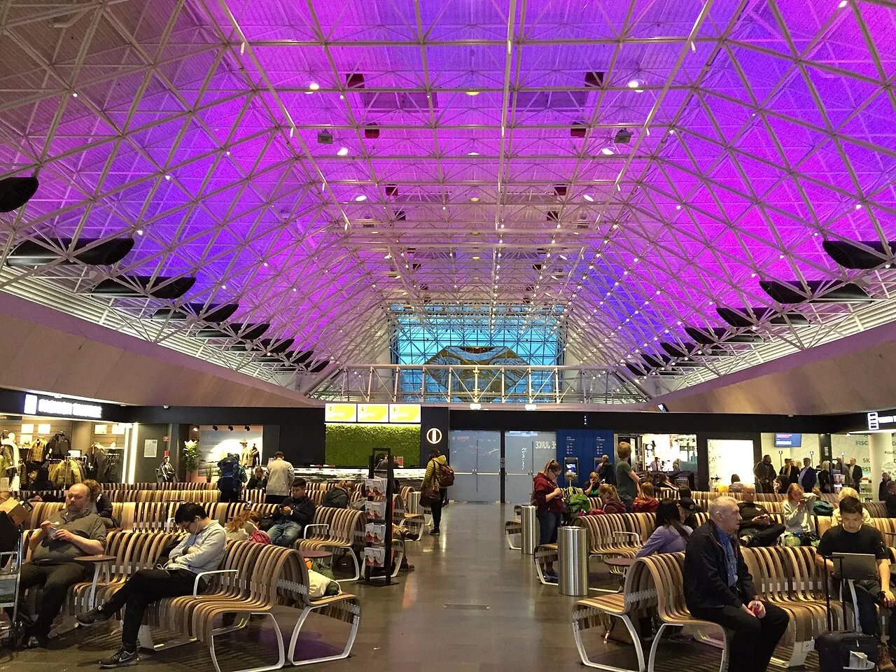 La zone commerciale à l'intérieur de l'aéroport