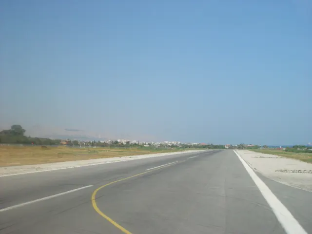 Die Start- und Landebahn des Flughafens Chios