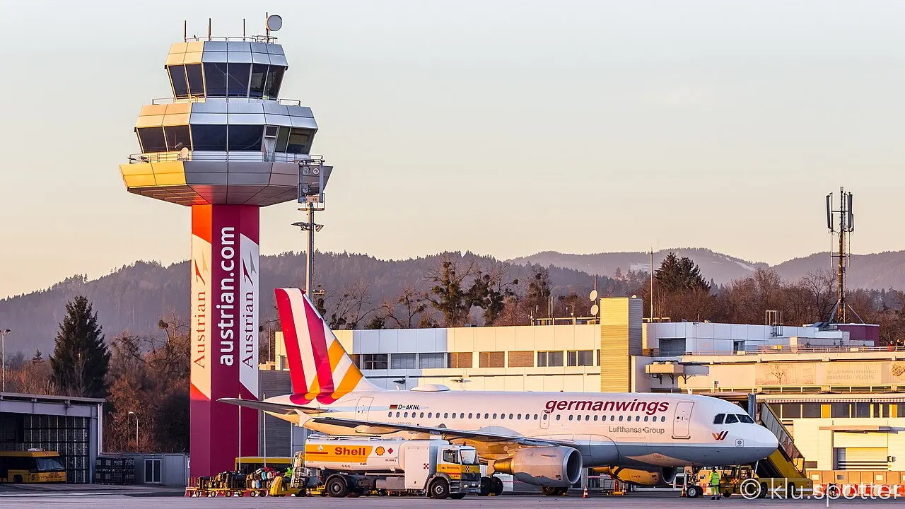La torre di controllo e un aereo sul piazzale