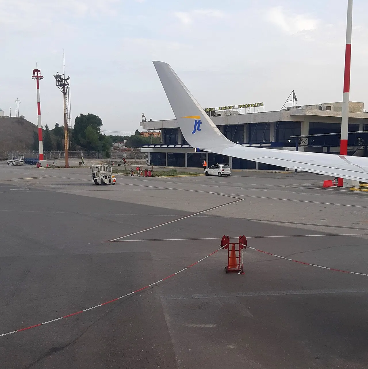 Płyta postojowa z terminalem w tle