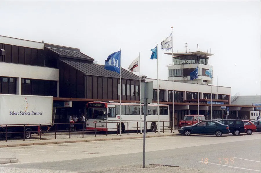 L'esterno del terminal dell'aeroporto di Kristiansand