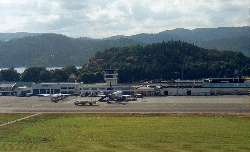 Il lato pista dell'aeroporto di Kristiansand, con il terminal sullo sfondo