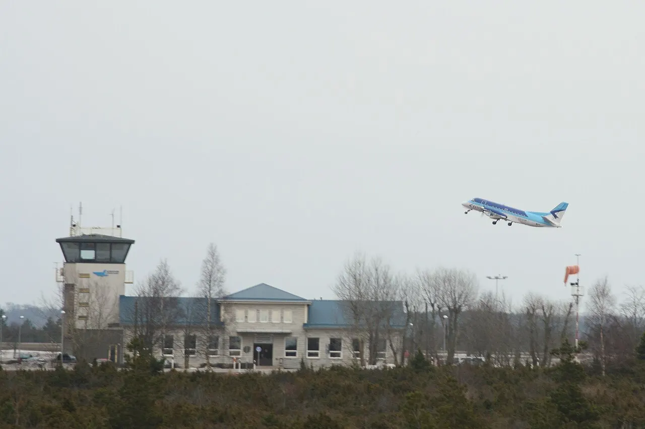 ターミナルと管制塔、離陸していく飛行機