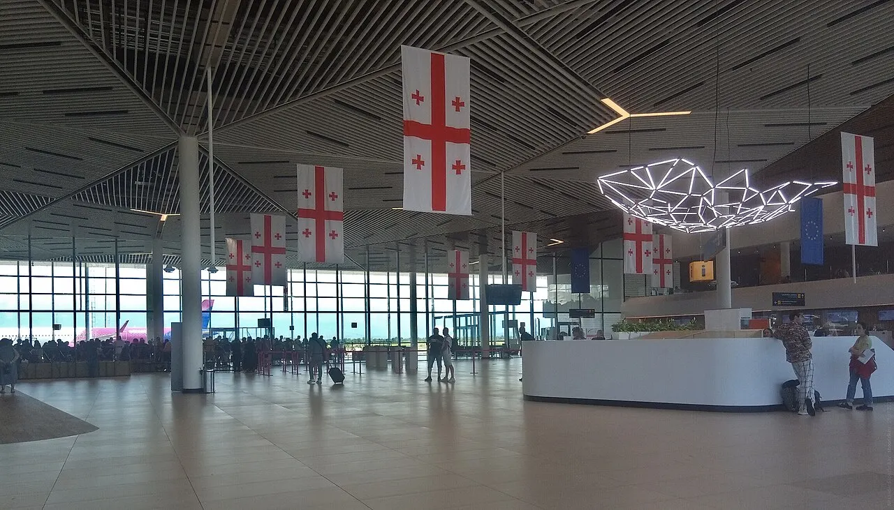 Interior do terminal, com bandeiras georgianas