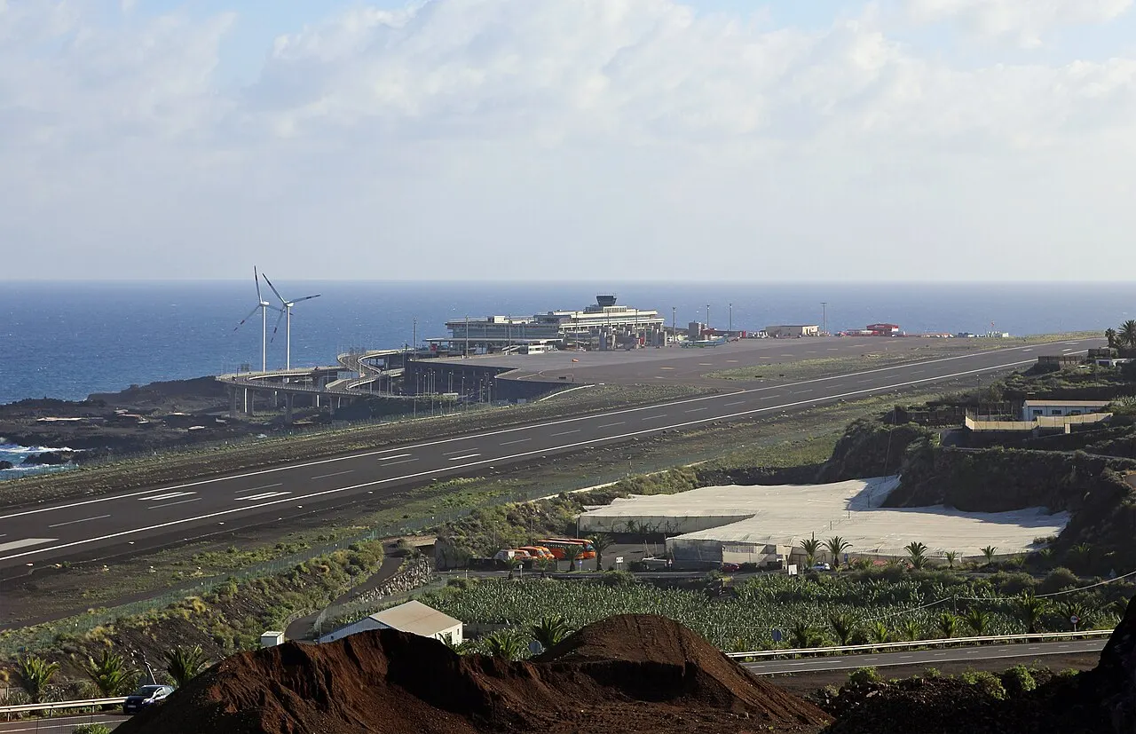 Die Piste am Meer, im Hintergrund das Terminal und Windräder
