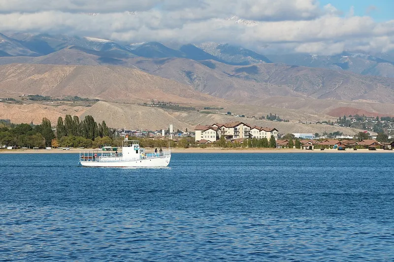 Lake Issyk-Kul · Tamchy