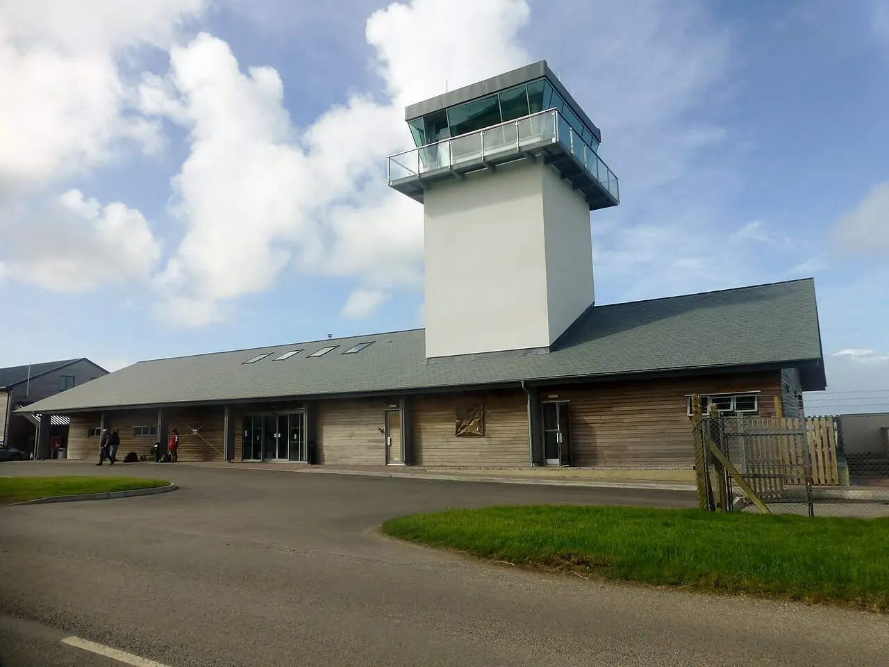 Terminal und Turm, von der Rollfeldseite aus gesehen