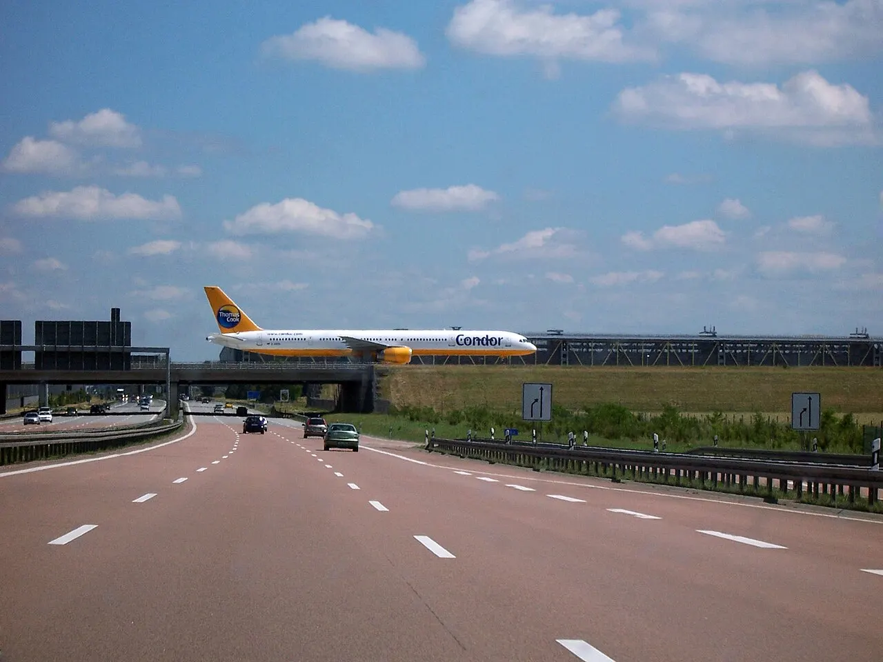 Ein Flugzeug überquert die Rollbrücke über die Autobahn A14