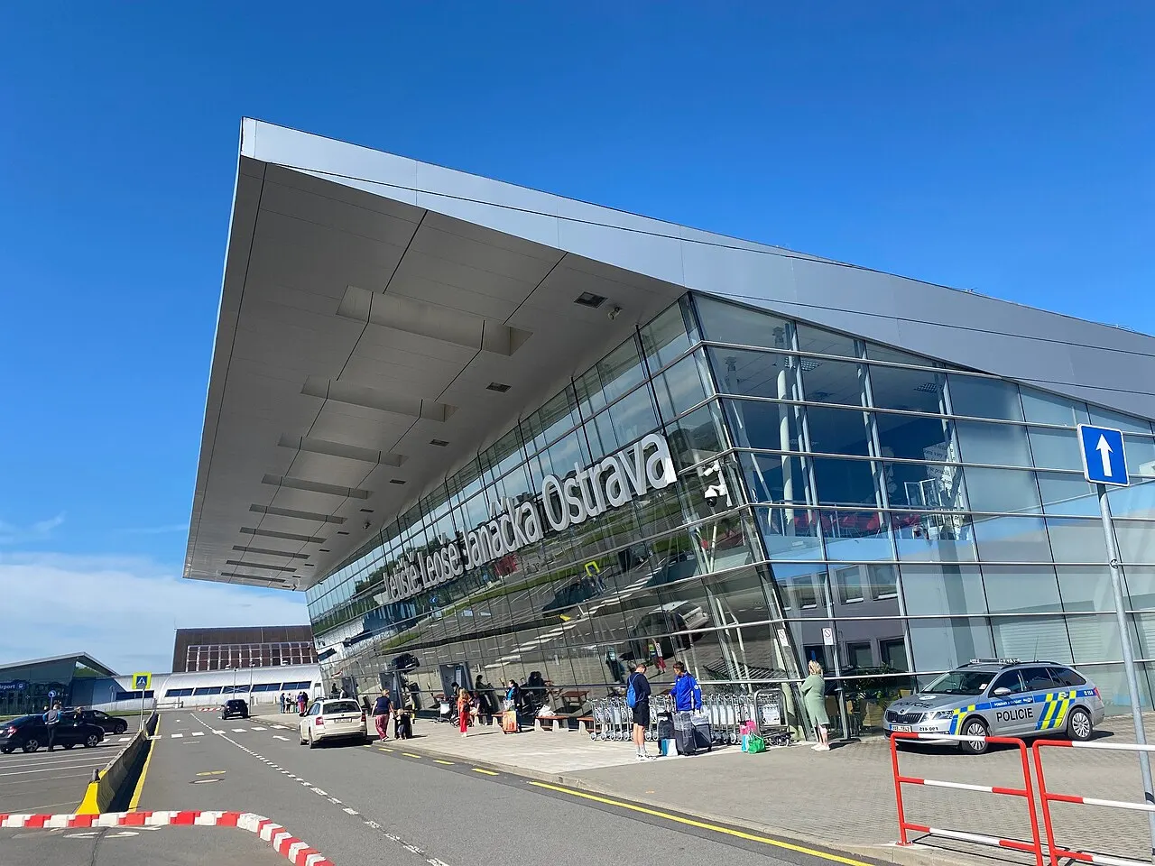 El edificio de la terminal con su gran voladizo