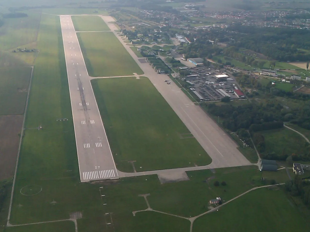 La pista dell'aeroporto vista dall'alto