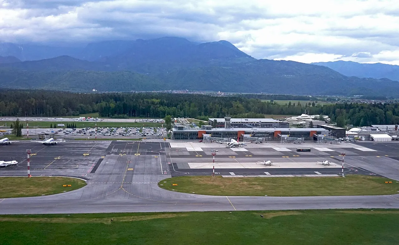 Il terminal e il piazzale, con le Alpi sullo sfondo