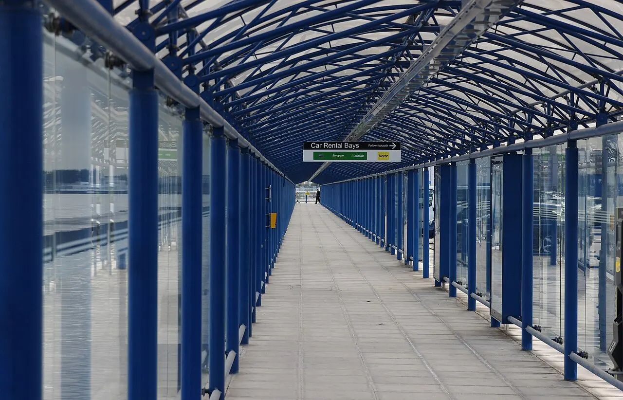 Pasarela cubierta junto a la terminal