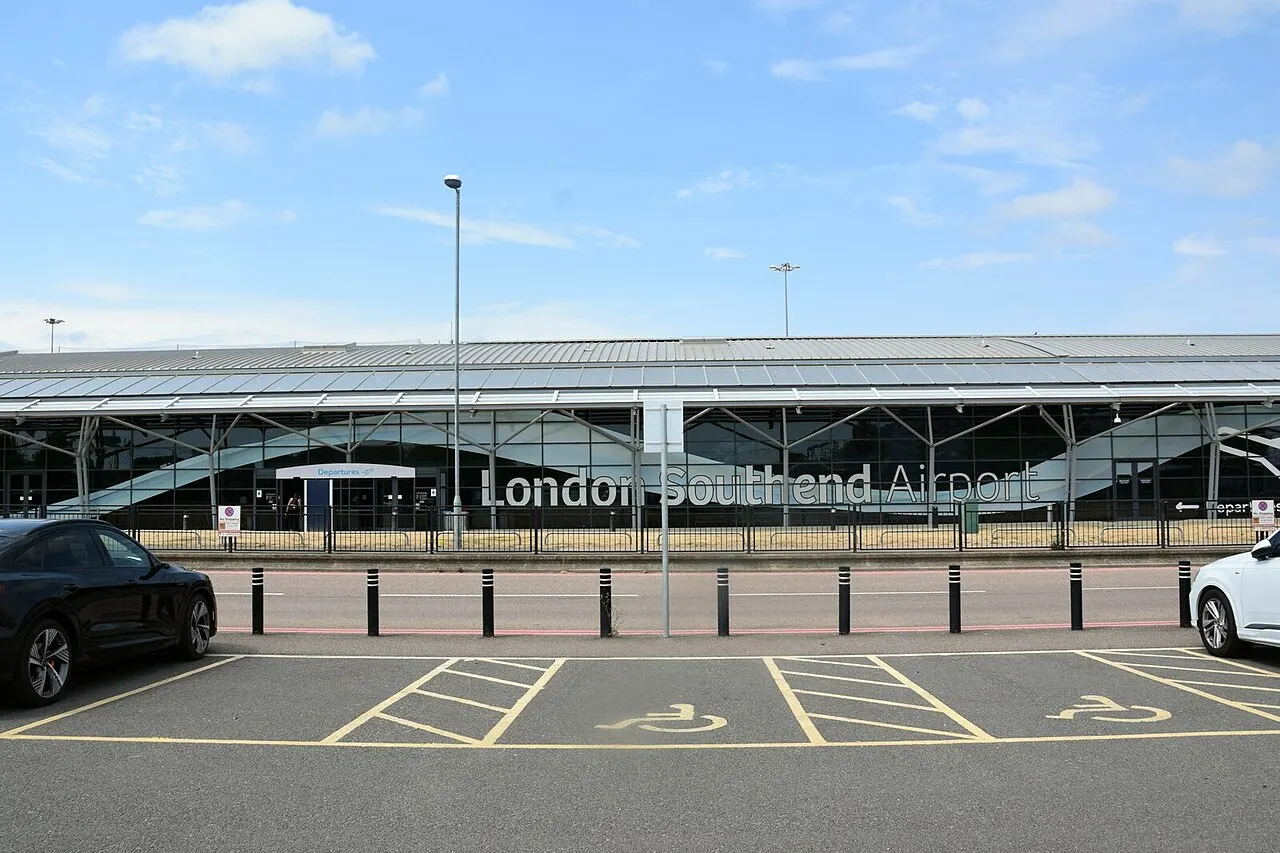 L'entrée du terminal avec l'enseigne de l'aéroport