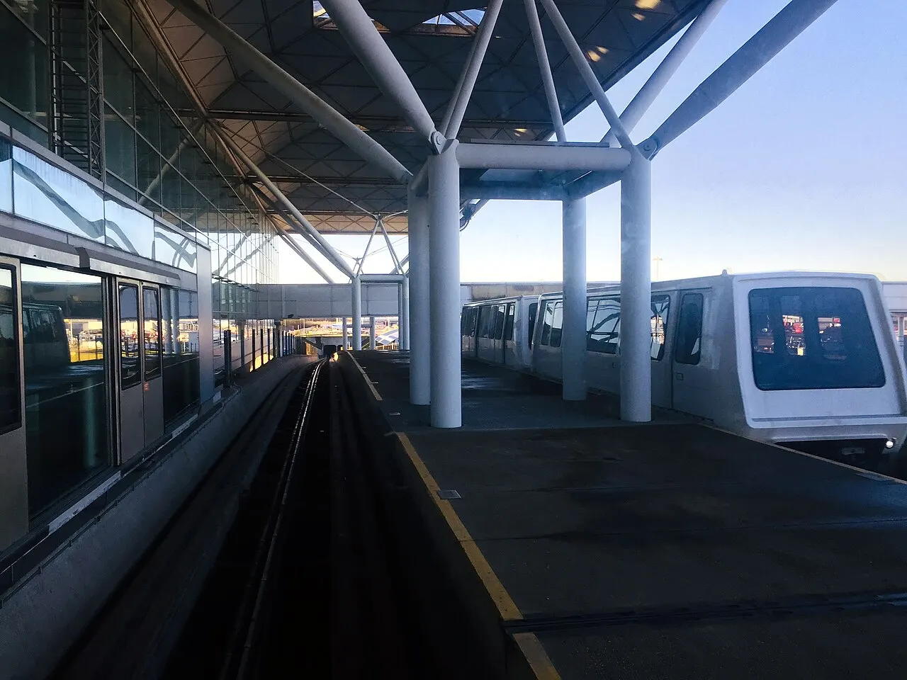 Het station van de shuttletrein naar de gates