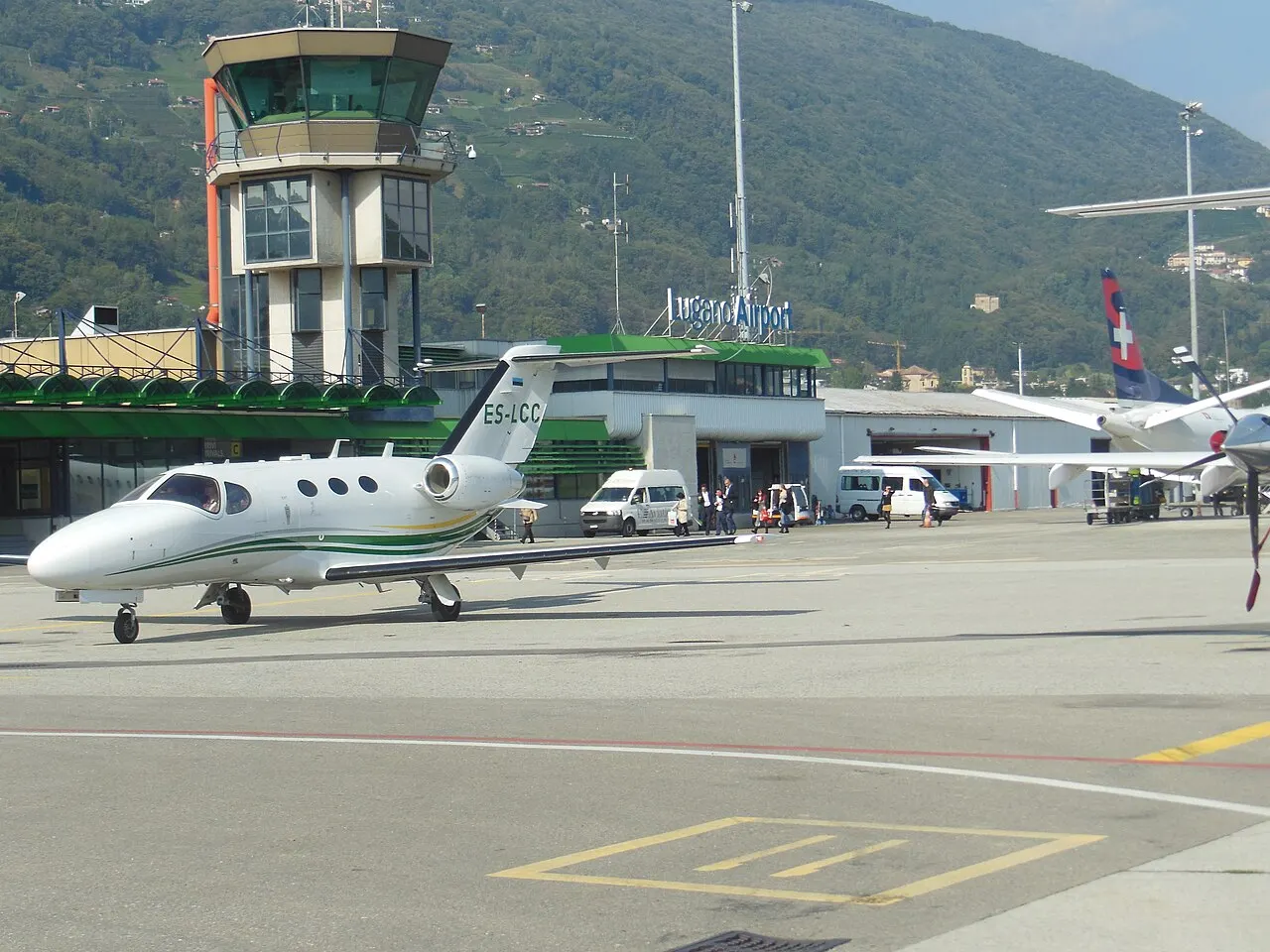 La pista e il piazzale dell'aeroporto di Lugano