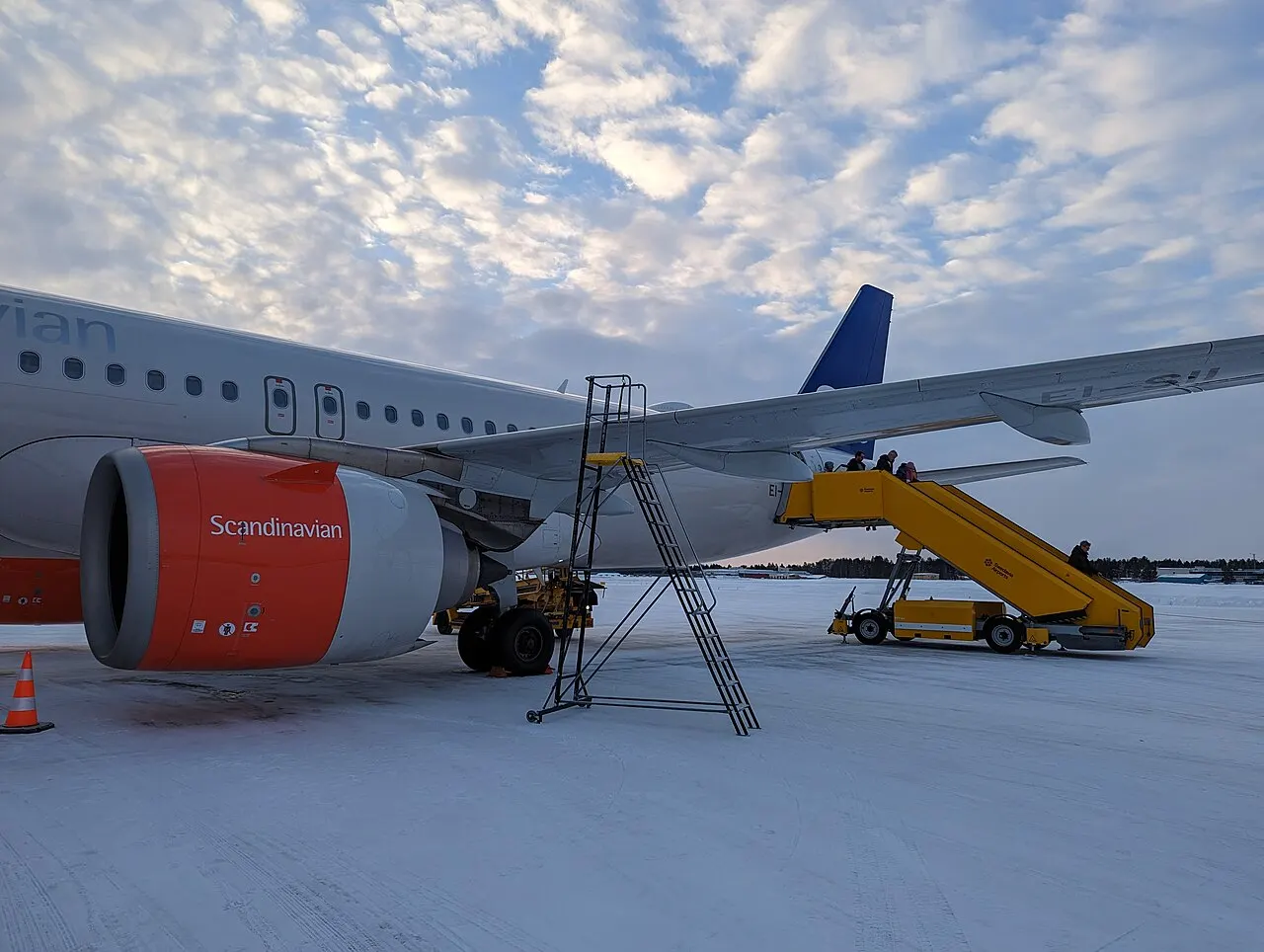 Un aereo SAS sul piazzale in inverno