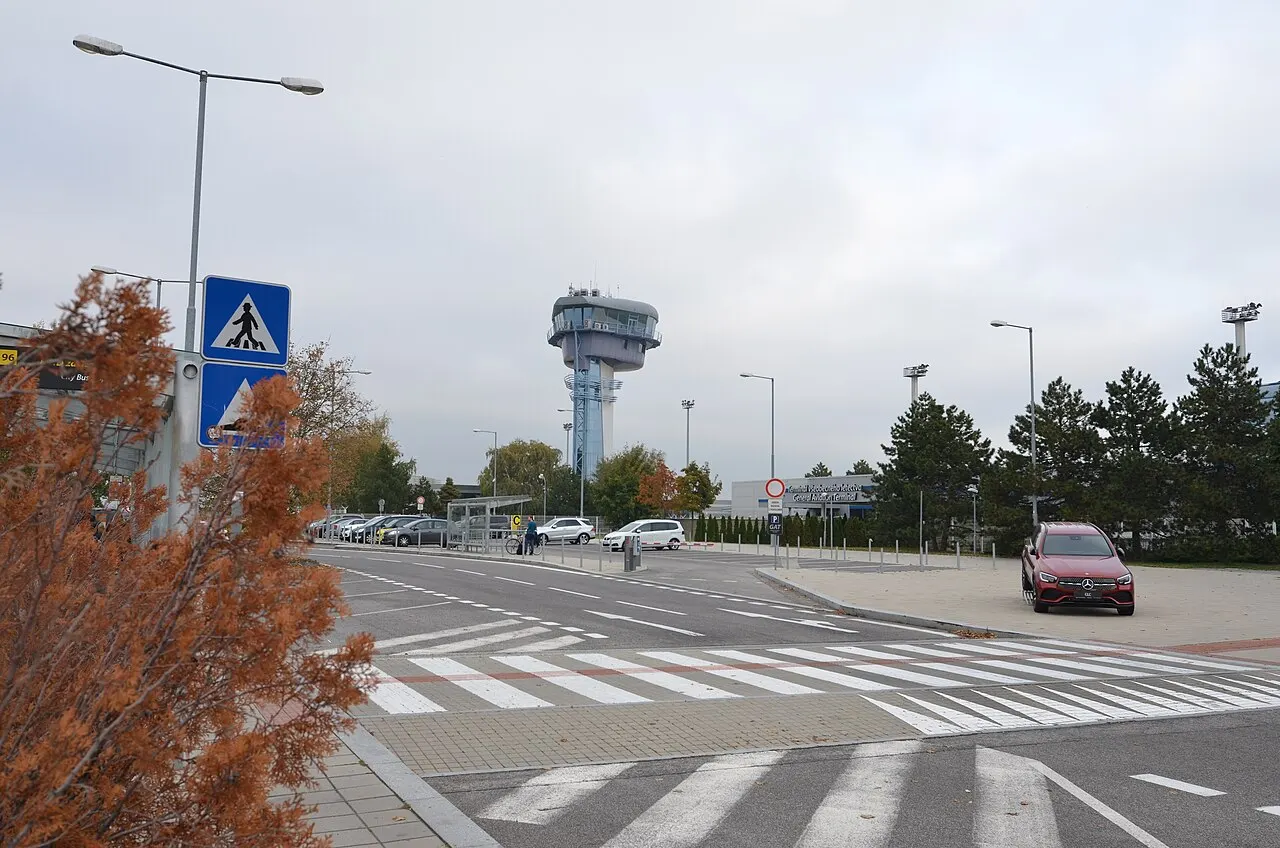 Wieża kontrolna obok terminalu